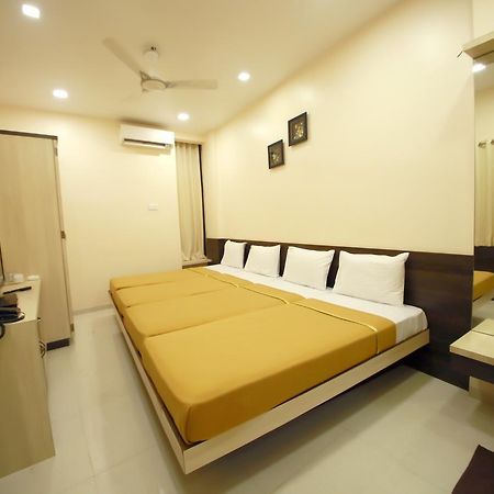 Hotel Madhuri Executive Kolhapur Esterno foto