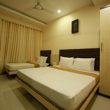 Hotel Madhuri Executive Kolhapur Esterno foto
