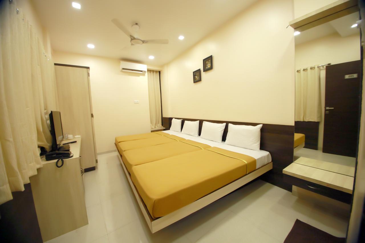 Hotel Madhuri Executive Kolhapur Esterno foto