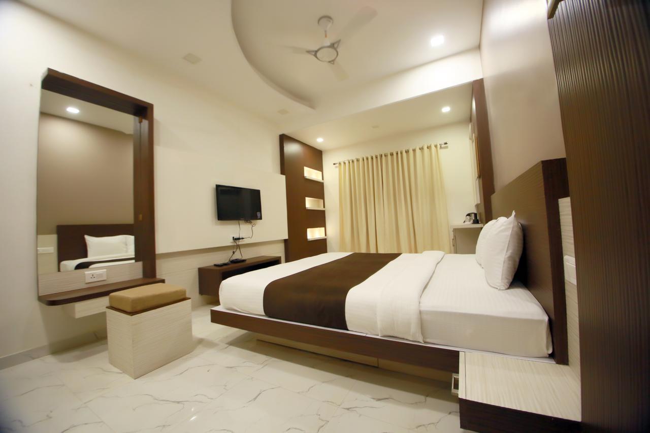 Hotel Madhuri Executive Kolhapur Esterno foto