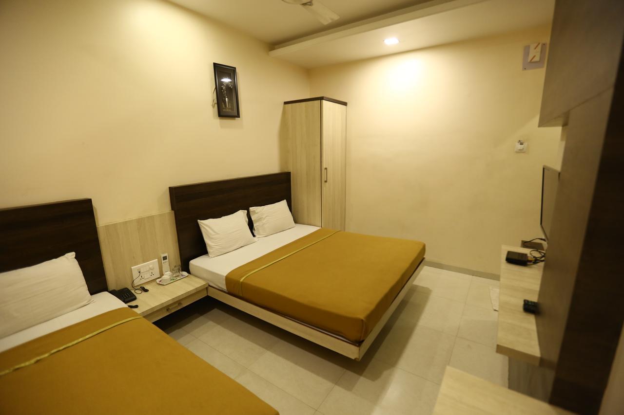 Hotel Madhuri Executive Kolhapur Esterno foto