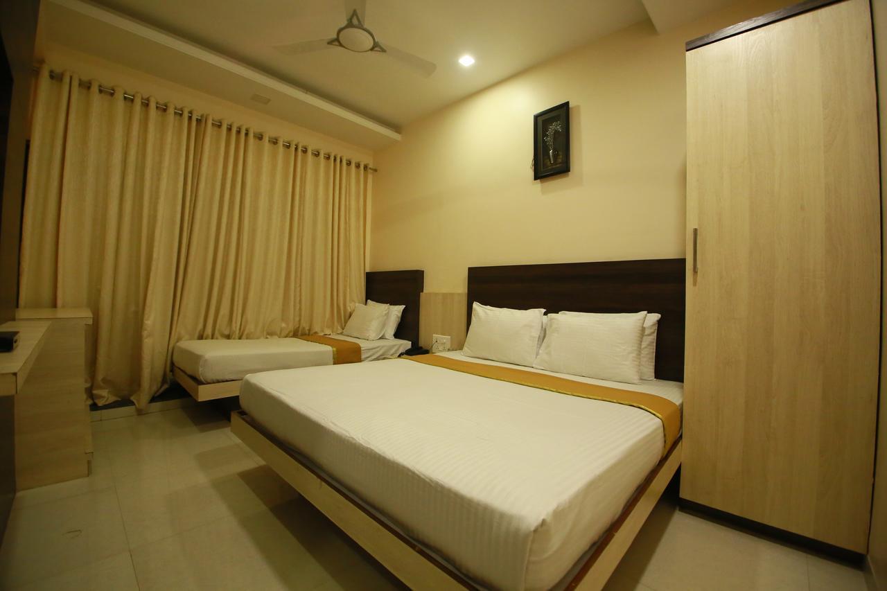 Hotel Madhuri Executive Kolhapur Esterno foto