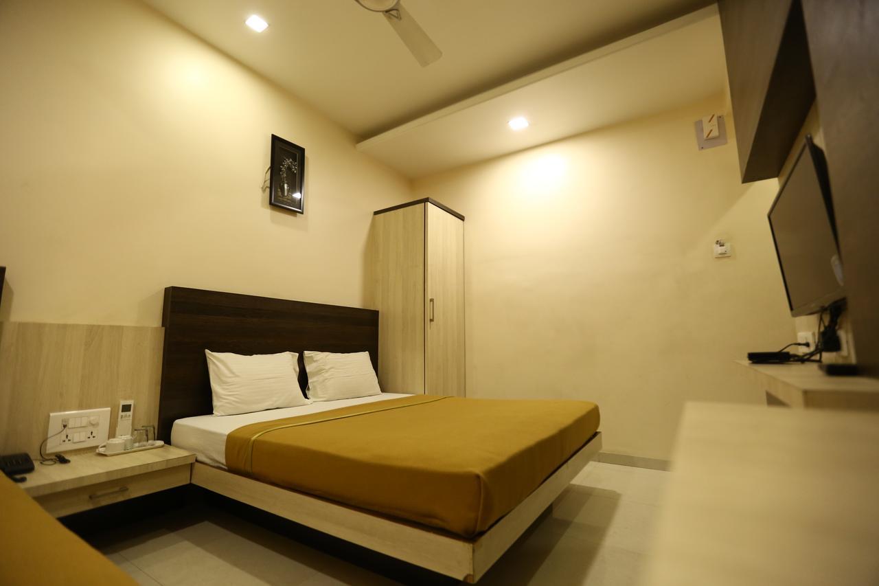 Hotel Madhuri Executive Kolhapur Esterno foto