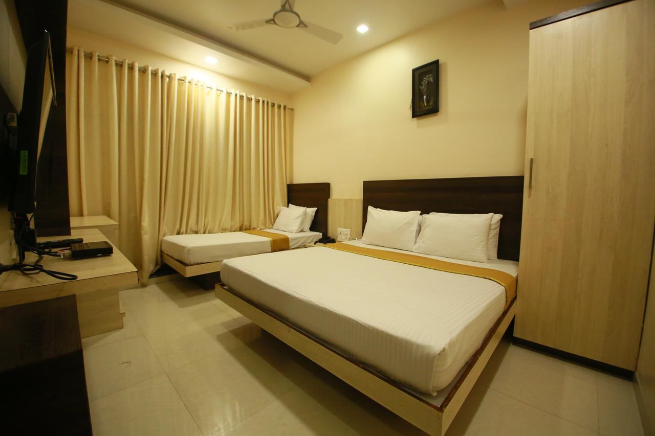 Hotel Madhuri Executive Kolhapur Esterno foto