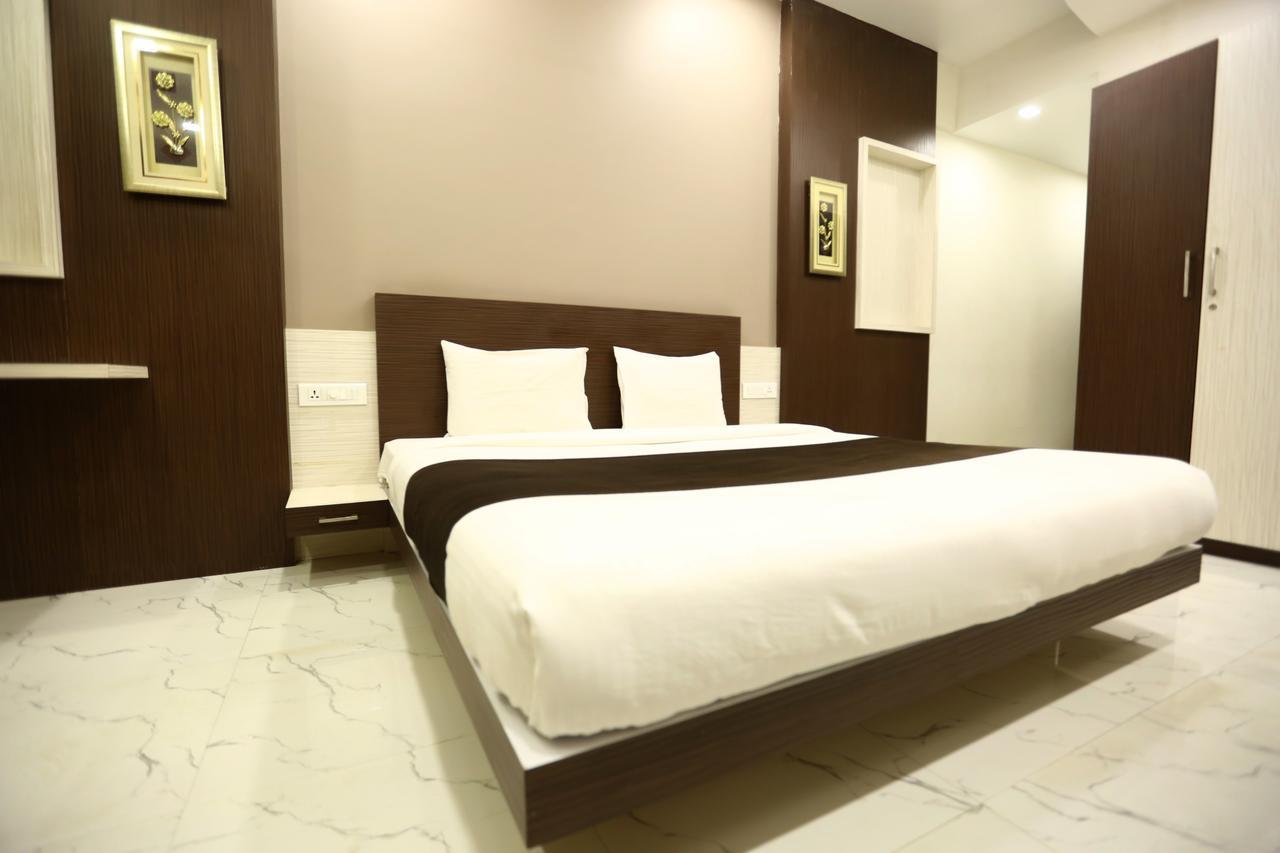 Hotel Madhuri Executive Kolhapur Esterno foto