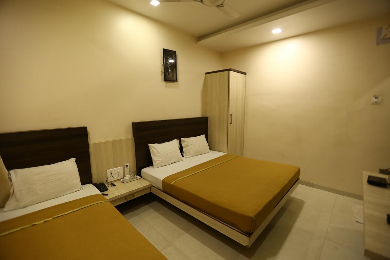 Hotel Madhuri Executive Kolhapur Esterno foto