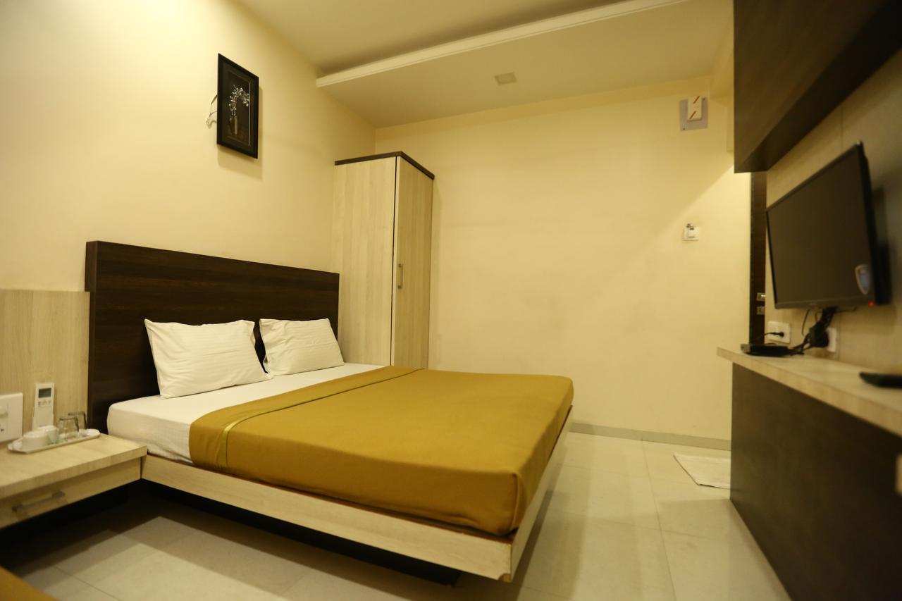 Hotel Madhuri Executive Kolhapur Esterno foto