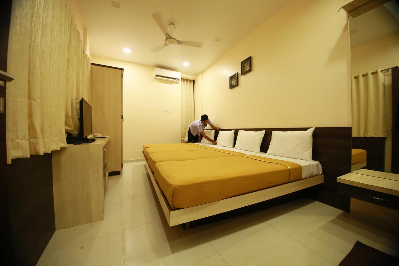 Hotel Madhuri Executive Kolhapur Esterno foto