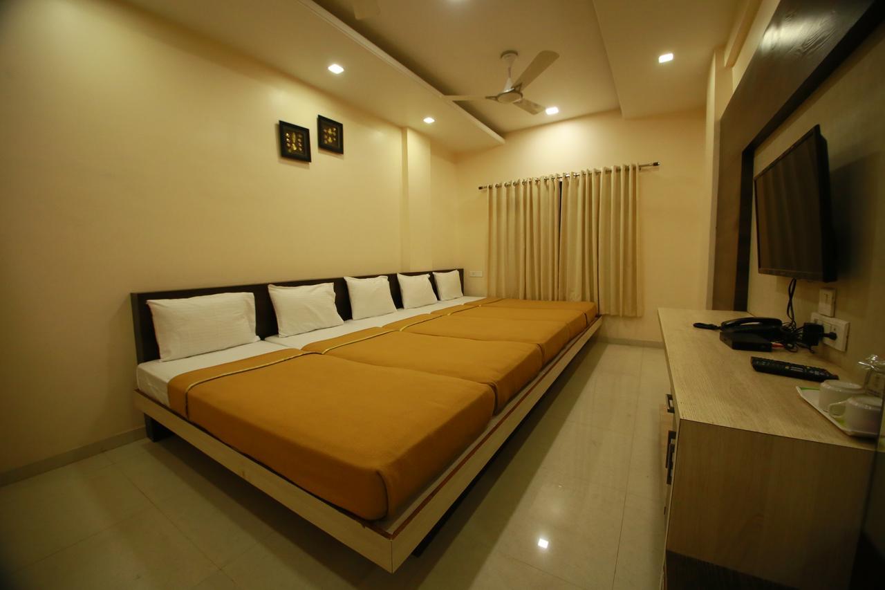 Hotel Madhuri Executive Kolhapur Esterno foto