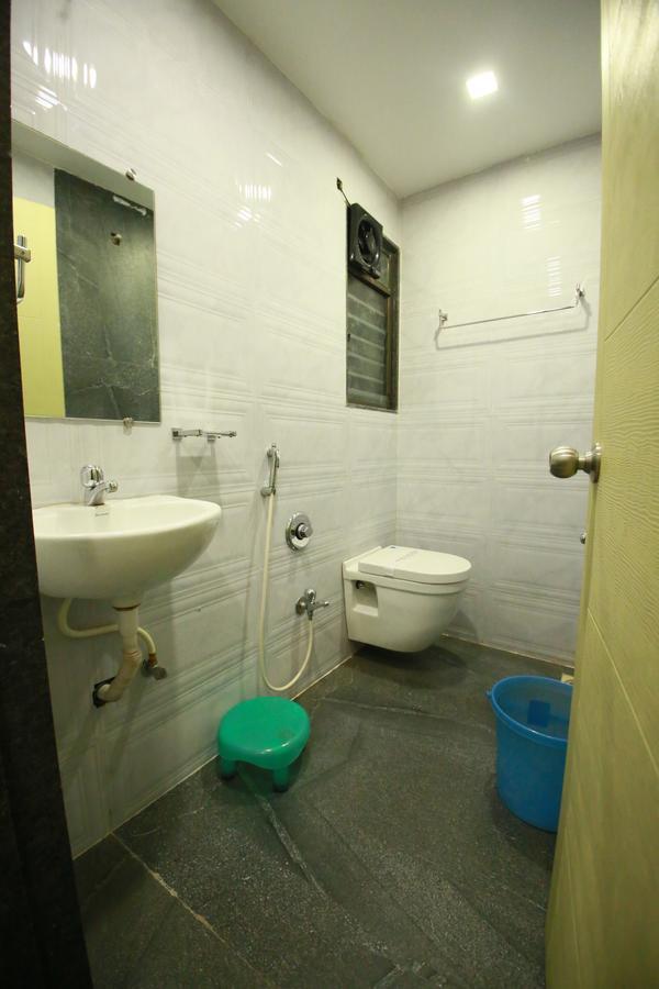 Hotel Madhuri Executive Kolhapur Esterno foto